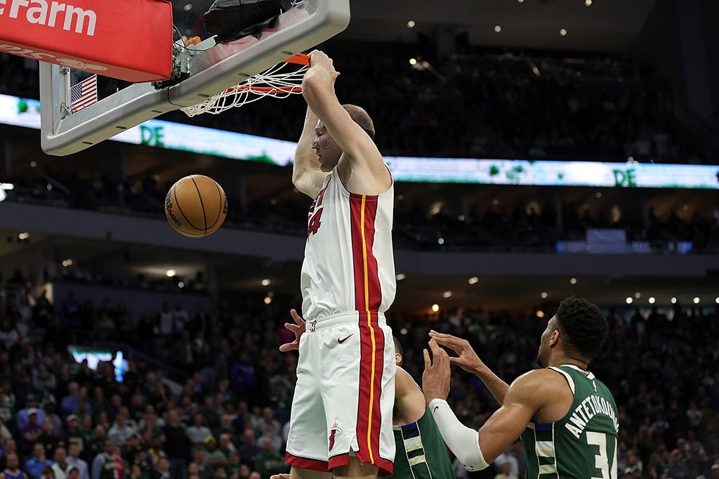 Heat mengungguli Milwaukee 32-16 pada kuarter keempat, dengan Butler mencetak gol sensasional untuk menyamakan kedudukan menjadi 118-118 dengan waktu tersisa hanya 0,5 detik.