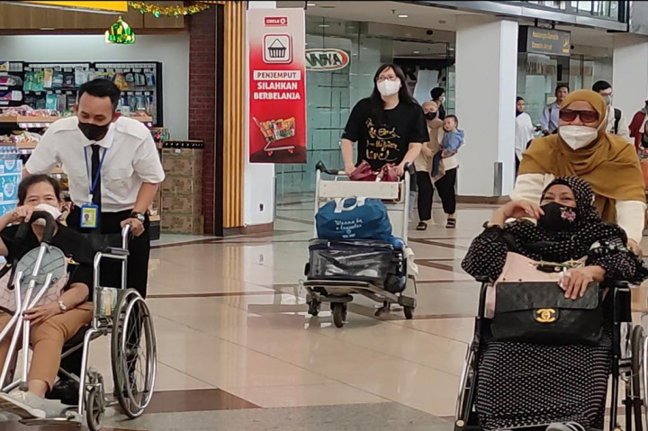 Jumlah penumpang arus balik pada H+5 lebaran di Bandara Juanda Kabupaten Sidoarjo masih tinggi, diperkirakan lebih dari 41 ribu orang.