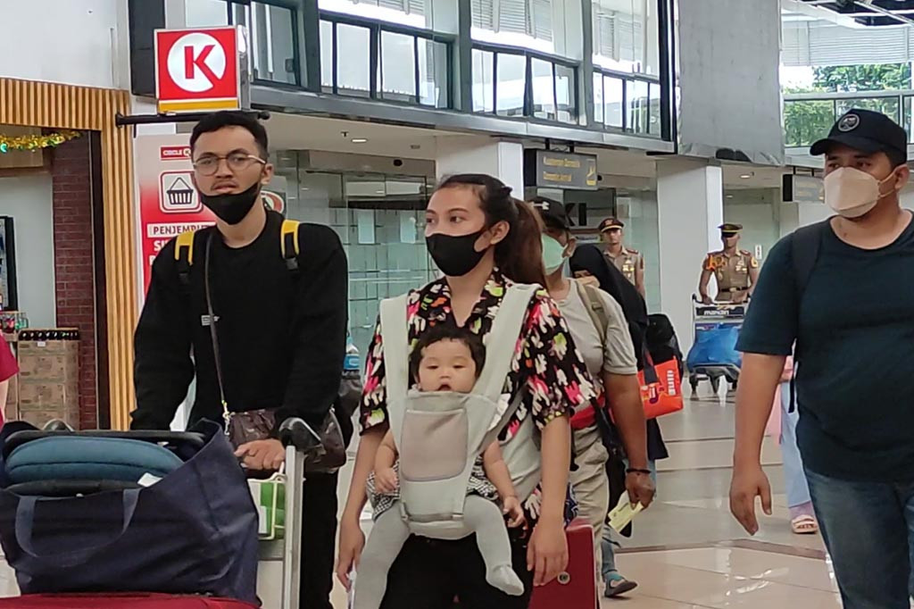 Arus balik penumpang pada H+5 terlihat terus mengalir di pintu kedatangan penerbangan domestik Bandara Juanda, Kamis, 27 April 2023. Pada H+5, para penumpang akan dilayani 287 pesawat.