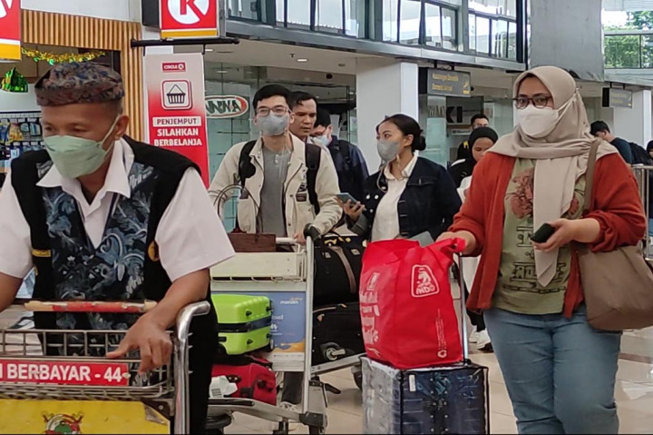 Kebanyakan adalah pesawat rute dari Jakarta, Denpasar, Balikpapan, Banjarmasin dan Makassar. Kepadatan arus balik penumpang ini, akan terus terjadi pada sore hari.