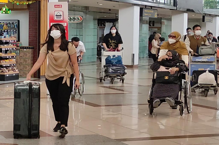 Puncak arus balik lebaran di Bandara Juanda, sudah terjadi pada H plus 3 dan H plus 4 kemarin. Pada H plus 3 jumlah penumpang 47 ribu orang, sementara pada H plus 4 masih 45 ribu orang. Padahal pada H+4 itu awalnya diperkirakan 34 ribu penumpang saja.