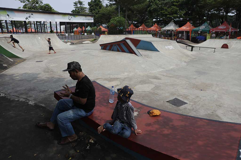 Anak-anak didampingi orang tua bermain di antara tenda pedagang di sekitar Skate Park dan Ruang Terbuka Hijau (RTH), Ruang Publik Terpadu Ramah Anak (RPTRA) Kalijodo, Jakarta Utara, Kamis, 27 April 2023.