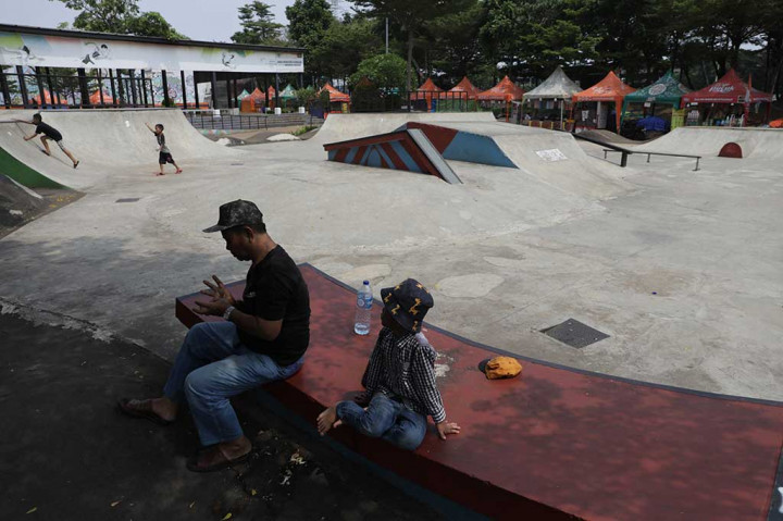 Anak-anak didampingi orang tua bermain di antara tenda pedagang di sekitar Skate Park dan Ruang Terbuka Hijau (RTH), Ruang Publik Terpadu Ramah Anak (RPTRA) Kalijodo, Jakarta Utara, Kamis, 27 April 2023.