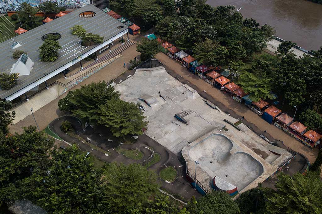 Saat meninjau RTH-RPTRA, Heru memerintahkan Dinas Pertamanan dan Hutan Kota DKI Jakarta untuk melakukan perbaikan dan perawatan pada bagian bangunan dan fasilitas.