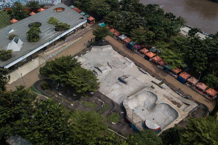 Saat meninjau RTH-RPTRA, Heru memerintahkan Dinas Pertamanan dan Hutan Kota DKI Jakarta untuk melakukan perbaikan dan perawatan pada bagian bangunan dan fasilitas.