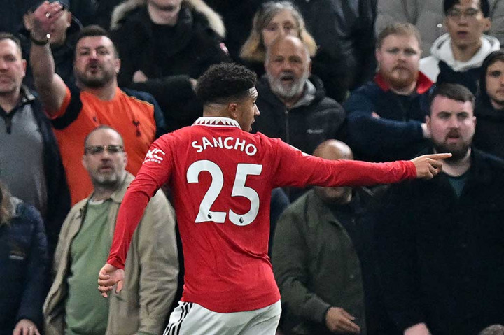 Manchester United langsung mengambil inisiatif menyerang pada babak pertama dan mampu unggul cepat pada menit ke-7 melalui gol yang dicetak oleh Jadon Sancho menyelesaikan umpan Marcus Rashford.