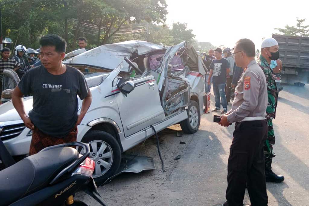 Sebanyak tiga orang tewas dan dua lainnya luka-luka akibat mobil Toyota Avanza BM 1694 QK menabrak bagian kiri belakang truk tronton yang sedang parkir di jalan tersebut.