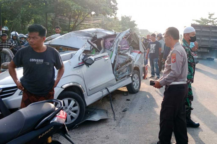 Sebanyak tiga orang tewas dan dua lainnya luka-luka akibat mobil Toyota Avanza BM 1694 QK menabrak bagian kiri belakang truk tronton yang sedang parkir di jalan tersebut.