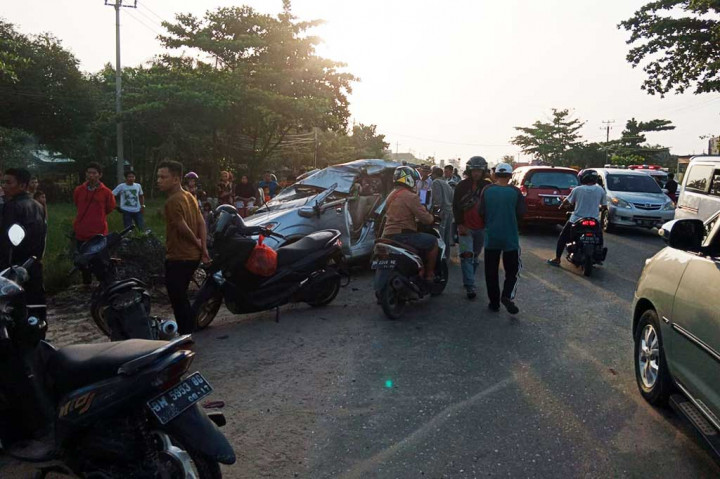 Kasat Lantas Polres Kampar Ajun Komisaris (AK) R Sudaryono mengatakan korban merupakan satu keluarga warga Jalan Berdikari, Kelurahan Kulim, Kecamatan Tenayan Raya, Kota Pekanbaru.