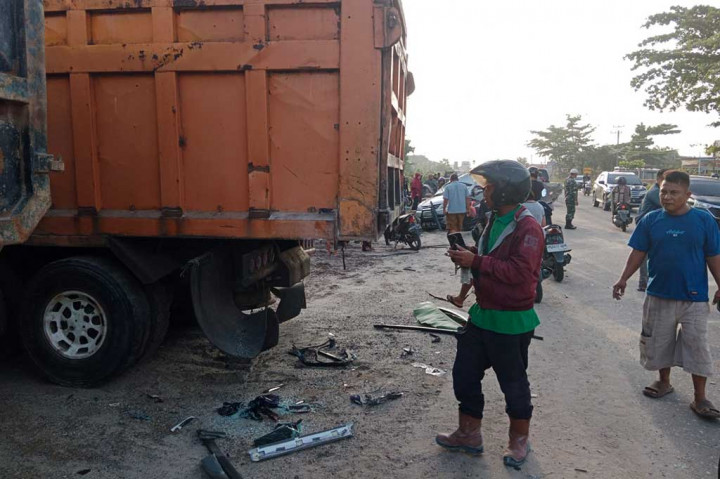 Dijelaskannya, pengemudi tidak konsentrasi saat tiba di TPK sehingga laju kendaraannya oleng dan melebar ke arah kiri jalan. Di sebelah kiri jalan ada truk tronton yang sedang terparkir. Lantaran jarak yang sudah terlalu, mobil avanza menabrak bagian kiri belakang truk tronton.