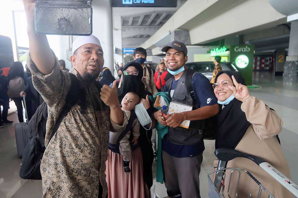Sejumlah warga negara Indonesia (WNI) yang dievakuasi dari Sudan berfoto bersama saat tiba di Bandara Soekarno-Hatta, Banten, Jumat, 28 April 2023.