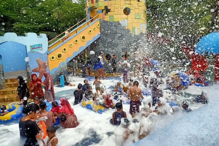 Salah satunya wahana wisata air Opi Water Fun di kawasan Komplek Opi Mall Jakabaring yang sejak H+1 lebaran sudah dibanjiri wisatawan atau pengunjung.