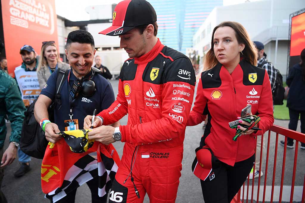 Leclerc mencatatkan waktu tercepat 1:40,203 untuk mengalahkan pembalap Red Bull Max Verstappen dengan margin 0,188 detik pada lap terakhirnya di Q3. Sergio Perez akan memarkir mobil Red Bull kedua di P3, ditemani oleh rekan satu tim Leclerc, Carlos Sainz di baris kedua.