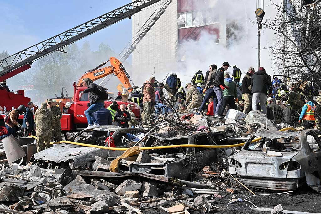 Tim penyelamat menggunakan derek untuk mencari korban selamat di antara sisa-sisa blok perumahan bertingkat di pusat kota berpenduduk 80.000 jiwa.