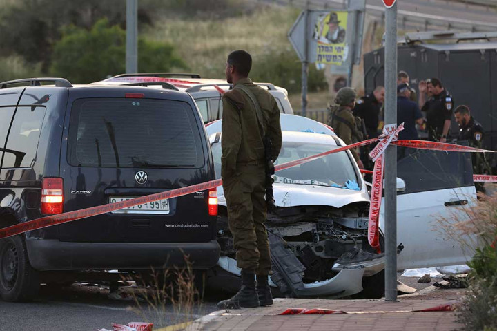 Tentara Israel mengamankan lokasi percobaan serangan dengan menabrakkan mobil di dekat persimpangan Gitai Avissar dekat Salfit di Tepi Barat, Jumat, 28 April 2023.