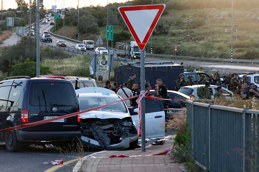 Pasukan Israel menembak mati seorang pria Palestina di Tepi Barat ketika ia mencoba melakukan serangan dengan menabrakkan mobil dan berusaha menikam polisi. Kondisi itu kembali memicu ketegangan di wilayah pendudukan.