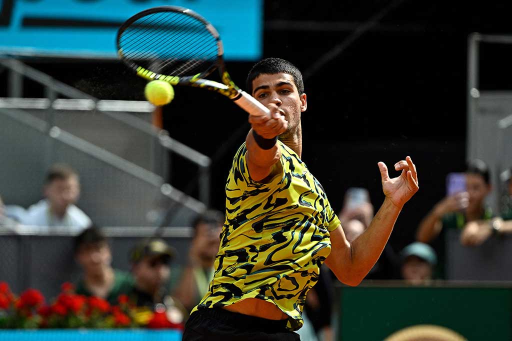 Petenis Spanyol Carlos Alcaraz berusaha mengembalikan bola ke arah lawannya Emil Ruusuvuori pada babak kedua Madrid Open, di Madrid, Jumat, 28 April 2023 waktu setempat.