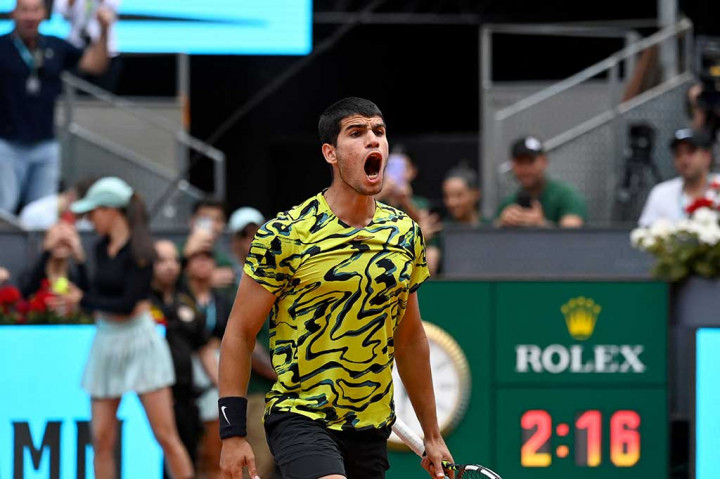 Juara bertahan Carlos Alcaraz berhasil mengalahkan Emil Ruusuvuori dalam tiga set untuk mencapai babak ketiga Madrid Open, Jumat, 28 April 2023 waktu setempat.