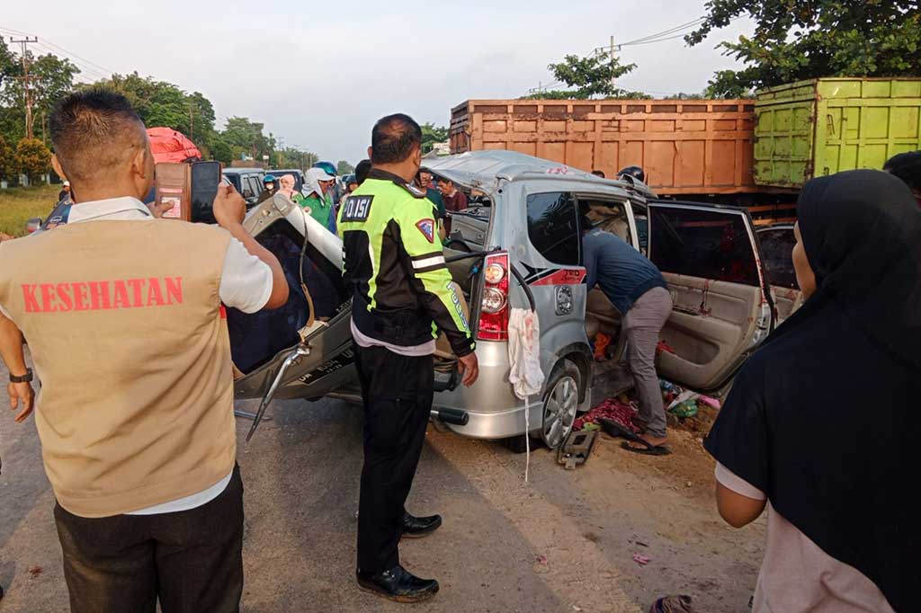 Kecelakaan maut terjadi di Jalan Kubang Raya, KM 4 Desa Kubang Jaya, Kecamatan Siak Hulu, Kabupaten Kampar, Riau, sekitar pukul 06.00 WIB, Kamis, 27 April 2023. Tiga orang tewas dan dua lainnya luka-luka akibat kecelakaan tersebut.