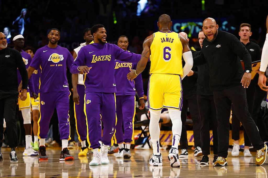 Los Angeles Lakers mengalahkan Memphis Grizzlies dengan selisih 40 poin, atau 125-85 dalam gim keenam putaran pertama babak playoff NBA Wilayah Barat. Dengan kemenangan tersebut Lakers lolos ke putaran dua babak playoff.