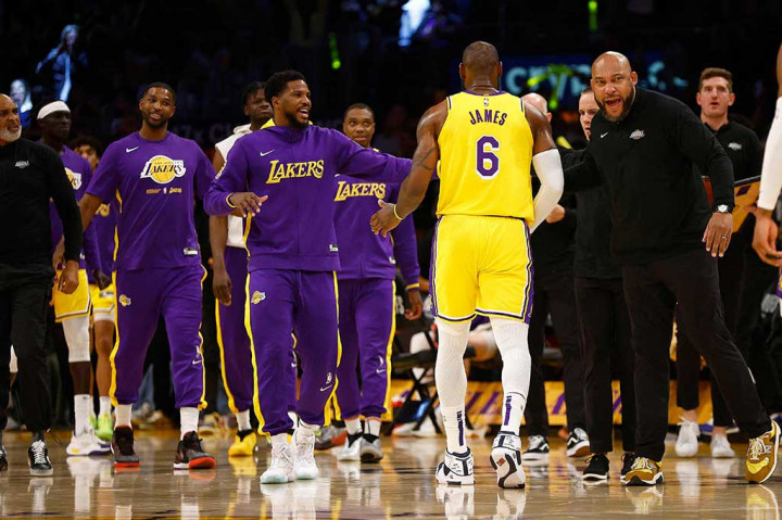 Los Angeles Lakers mengalahkan Memphis Grizzlies dengan selisih 40 poin, atau 125-85 dalam gim keenam putaran pertama babak playoff NBA Wilayah Barat. Dengan kemenangan tersebut Lakers lolos ke putaran dua babak playoff.