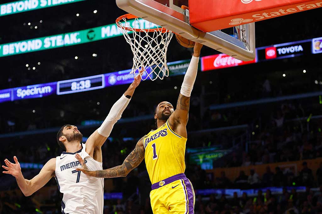 D'Angelo Russel memimpin skor terbanyak dengan 31 poin, Austin Reaves paling banyak memberikan umpan dengan 8 assist, dan Anthony Davis yang memukau dengan paling banyak melakukan rebound yaitu 14 kali dan menjadi benteng kokohnya Lakers dengan 5 kali melakukan blok.
