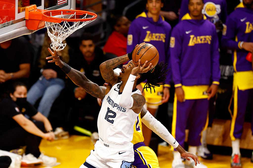 Ja Morant yang menjadi andalan bagi Grizzlies hanya mampu mencetak 10 poin. Dan bahkan pemain Grizzlies tak ada yang bisa mencetak di atas 20 poin.