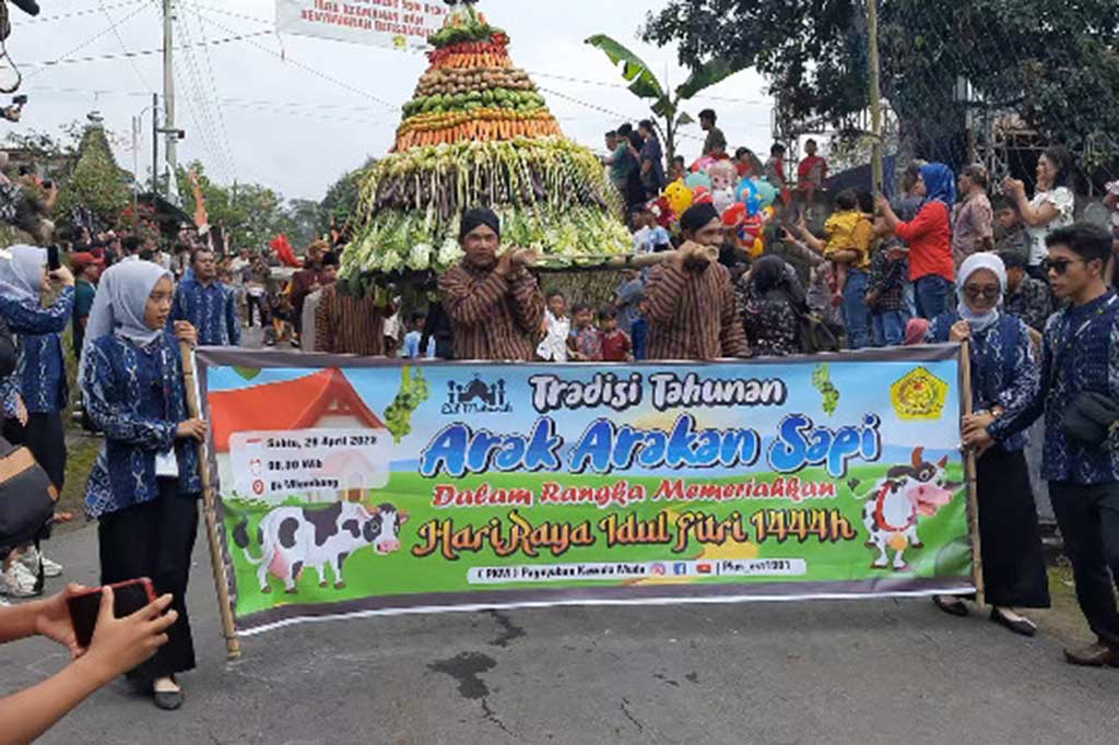 Ratusan warga Sruni berkumpul di jalan utama desa, untuk melaksanakan prosesi tradisi arak arakan sapi, yang digelar setiap tahun, pada momen bakdo kupat. Arak arakan sapi itu sendiri disebut sebagai bakdan sapi.