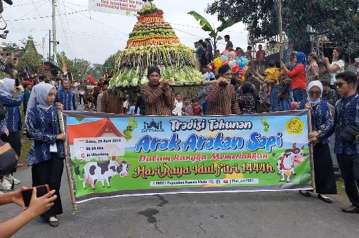 Ratusan warga Sruni berkumpul di jalan utama desa, untuk melaksanakan prosesi tradisi arak arakan sapi, yang digelar setiap tahun, pada momen bakdo kupat. Arak arakan sapi itu sendiri disebut sebagai bakdan sapi.