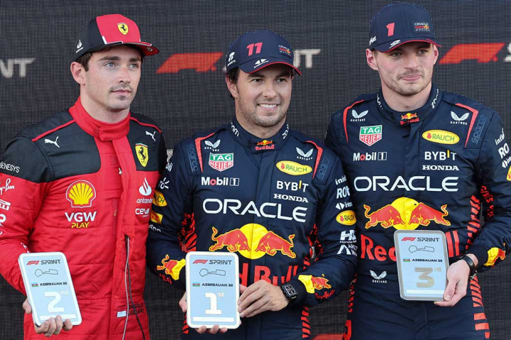 Sedangkan pembalap Ferrari Charles Leclerc harus puas finis runner-up, diikuti pembalap Red Bull Max Verstappen di tempat ketiga.