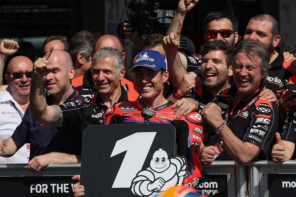 Pembalap Aprilia Racing Aleix Espargaro melakukan selebrasi bersama timnya usai meraih pole position di MotoGP Jerez, Spanyol setelah menjadi yang tercepat pada sesi kualifikasi, Sabtu, 29 April 2023.