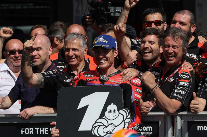 Pembalap Aprilia Racing Aleix Espargaro melakukan selebrasi bersama timnya usai meraih pole position di MotoGP Jerez, Spanyol setelah menjadi yang tercepat pada sesi kualifikasi, Sabtu, 29 April 2023.