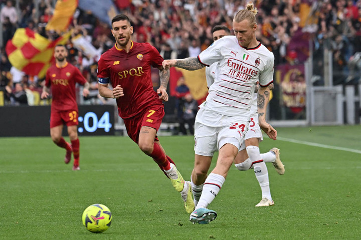 Roma punya peluang bagus pada menit ke-32. Pellegrini melepaskan tembakan dari jarak dekat, tetapi bola membentur rekannya sendiri meski sudah berusaha menghindar.