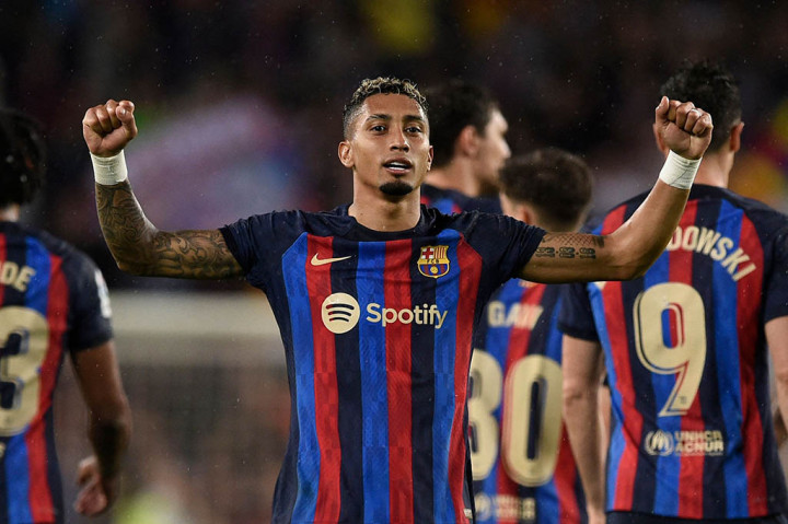 Raphinha mengubah skor menjadi 3-0 untuk Barcelona. Umpan akurat Sergio Busquet berhasil diterima Raphinha yang kemudian menaklukkan Rui Silva.