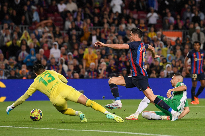 Barcelona menggandakan keunggulan menjadi 2-0 pada menit ke-36. Berawal serangan di sisi kanan yang diakhiri umpan dari Jules Kounde ke kotak penalti sebelum disontek Lewandowski menjadi gol.