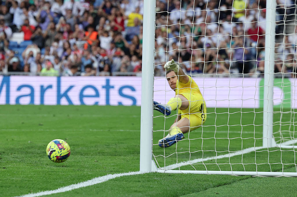 Tiga menit jelang turun minum, Benzema mencatatkan hat-trick lewat tendangan penalti setelah Vazquez dilanggar. Benzema dengan mudah mengecoh Martinez ntk mengubah skor menjadi 3-0 pada menit ke-42.
