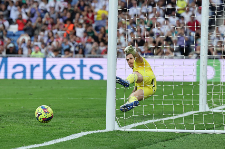 Tiga menit jelang turun minum, Benzema mencatatkan hat-trick lewat tendangan penalti setelah Vazquez dilanggar. Benzema dengan mudah mengecoh Martinez ntk mengubah skor menjadi 3-0 pada menit ke-42.