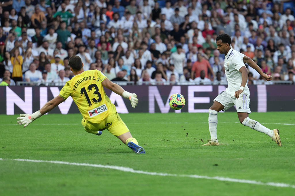 Madrid sukses menggandakan keunggulan menjadi 2-0 pada menit ke-17. Rodrygo menerima bola sodoran dari Lucas Vazquez dari sisi kanan.