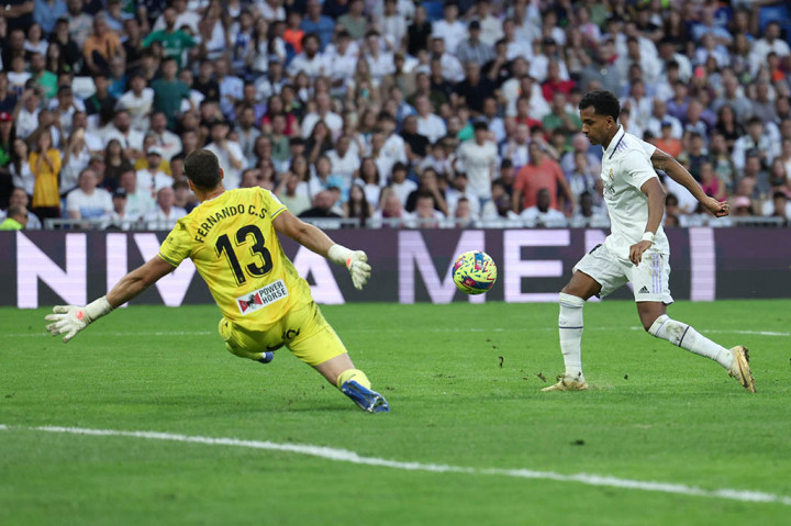 Madrid sukses menggandakan keunggulan menjadi 2-0 pada menit ke-17. Rodrygo menerima bola sodoran dari Lucas Vazquez dari sisi kanan.