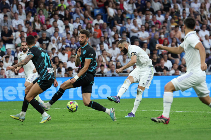 Almeria bisa memperkecil ketertinggalan jadi 1-3 pada masa injury time babak pertama setelah Largie Ramazzani memberikan umpan ke depan gawang dan ditendang oleh Lazaro.