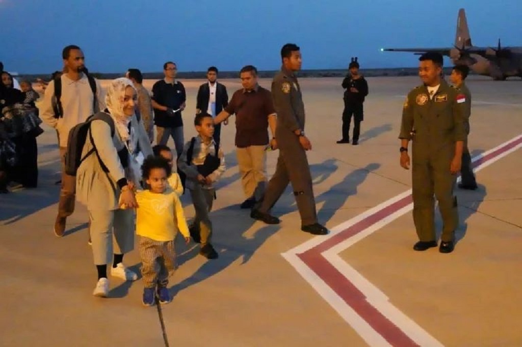 Misi kemanusiaan yang diemban Satgas TNI mengevakuasi Warga Negara Indonesia (WNI) yang masih berada di Sudan terus berlanjut. Selain WNI, Satgas TNI juga berhasil mengevakuasi Warga Negara Asing (WNA) yang telah berhasil dievakuasi ke Arab Saudi, diantaranya 11 Warga Negara Australia yang beberapa hari ini sempat terjebak dalam situasi perang saudara di Sudan, Sabtu, 29 April 2023.