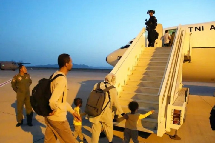 Evakuasi tersebut dari Port Sudan ke Jeddah dengan menggunakan Pesawat TNI AU A-7305 membawa tidak hanya penumpang yang merupakan WNI tapi juga beberapa WNA yang juga menjadi korban dari konflik bersenjata yang sampai saat ini masih berlangsung di Sudan. 