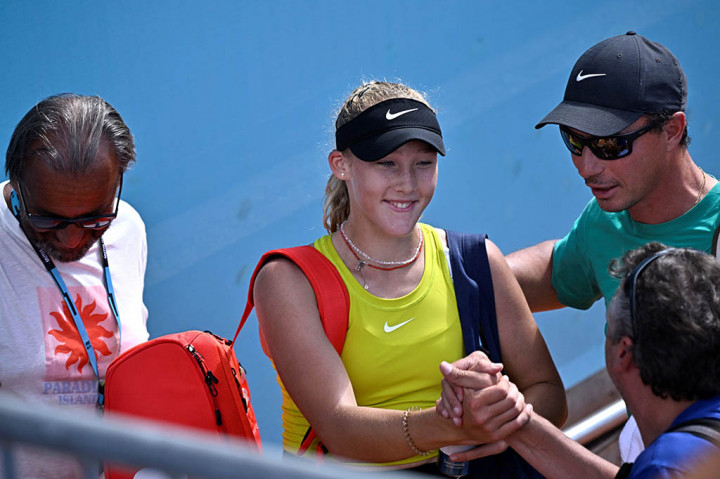 Andreeva, seorang wildcard, menjadi petenis ketiga berusia 15 tahun yang memenangkan pertandingan undian utama WTA 1000 ketika dia mengalahkan Fernandez pada hari Rabu.