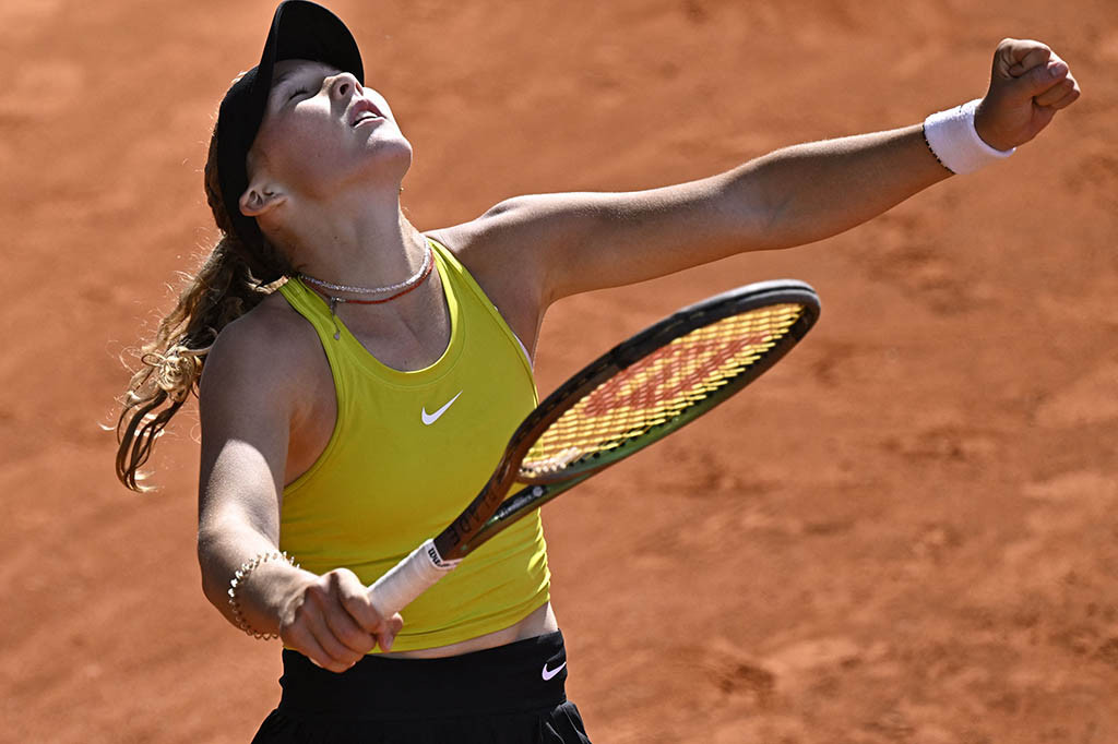 Remaja Rusia, peringkat rendah 194, menang 6-3, 6-3 atas Magda Linette untuk mencapai putaran keempat setelah menyingkirkan finalis AS Terbuka 2021 Leylah Fernandez dan peringkat 14 dunia Beatriz Haddad Maia di awal turnamen.