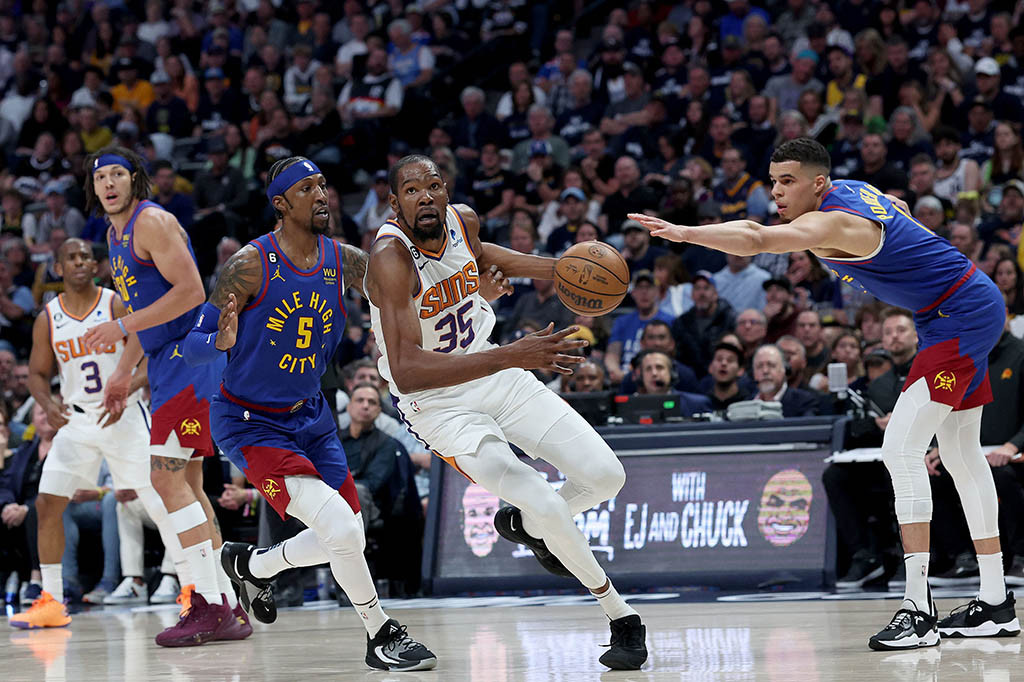 Denver Nuggets, yang dimotori oleh 34 poin dari Jamal Murray, mendominasi Kevin Durant dan Phoenix Suns 125-107 Sabtu, 29 April 2023 di game pertama seri semifinal Wilayah Barat NBA mereka.