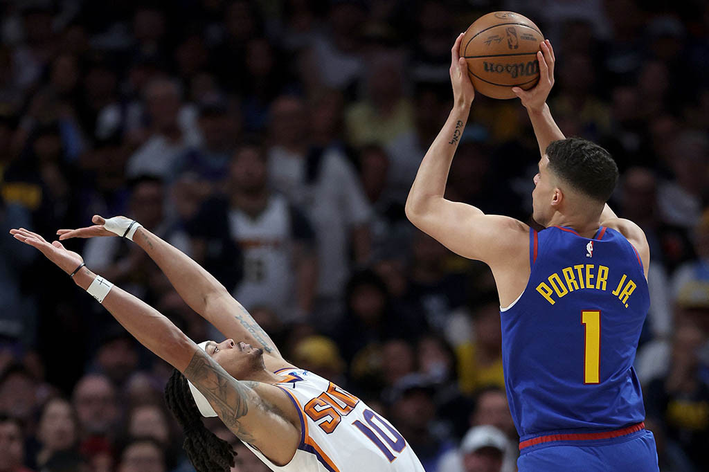 Mereka memimpin dengan satu sundulan ke periode kedua, tetapi Nuggets secara tak terelakkan mengambil kendali untuk memimpin 68-51 pada babak pertama.