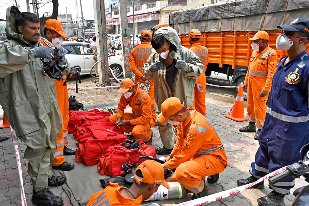 Lima wanita termasuk di antara mereka yang meninggal, lapor penyiar NDTV. Enam korban lainnya termasuk dua anak laki-laki berusia 10 dan 13 tahun, tambah laporan itu.