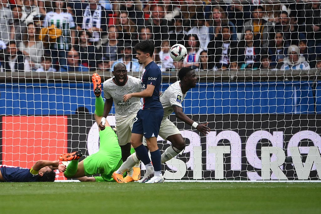 PSG kembali tertinggal pada menit ke-39, kali ini setelah Lorient mampu merubah skor menjadi 2-1 melalui gol yang dicetak oleh Yongwa.