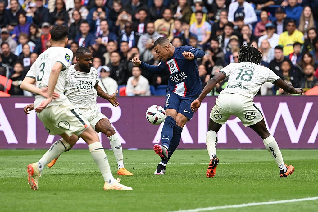 Meski kalah dalam jumlah pemain, PSG mampu menyamakan kedudukan pada menit ke-29 berkat gol yang dicetak oleh Mbappe sehingga skor berubah menjadi 1-1.