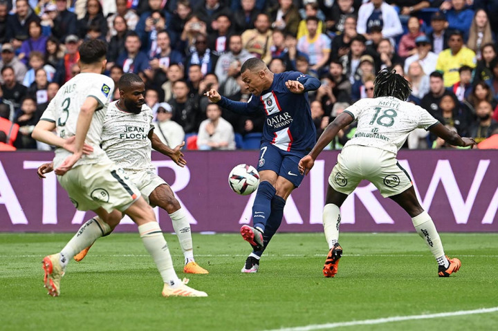 Meski kalah dalam jumlah pemain, PSG mampu menyamakan kedudukan pada menit ke-29 berkat gol yang dicetak oleh Mbappe sehingga skor berubah menjadi 1-1.